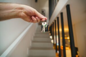 Read more about the article Benefits of Investing in Multi-Tenant vs. Single-Tenant Properties